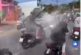 Vĩnh Long: Công an triệu tập nhóm "quái xế" chạy xe máy dàn hàng ngang, ném bột trên đường
