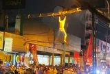 Khoảnh khắc nghẹt thở: Thanh niên rơi xuống đất sau màn leo dây cáp nguy hiểm ở độ cao 3m