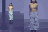 Sự cố “tuột dây áo” trên sàn diễn và màn xử lý ấn tượng của người mẫu 23 tuổi