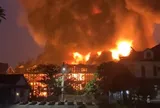 Lửa ngùn ngụt kèm tiếng nổ lớn bao trùm xưởng sơn ở Đông Anh, đã có công nhân bị thương