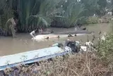 Thuyền chở khách viếng chùa bất ngờ lật giữa sông, hơn 10 người rơi xuống nước