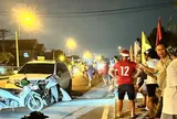 Ô tô mất lái lao sang làn ngược chiều, tông trực diện xe máy chở 3 người: Hiện trường thương tâm