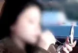 "Thót tim" cảnh nữ tài xế buông cả hai tay để làm đẹp khi xe đang chạy xuyên hầm