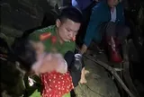 Tìm thấy bé gái 4 tuổi theo mẹ đi chăn bò rồi mất tích, dưới khe suối sâu trong tình trạng nguy kịch