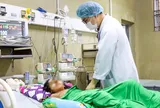 Cứu sống bé gái 10 tuổi bị ong vò vẽ đốt hơn 70 vết, nhập viện trong tình trạng nguy kịch