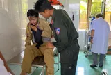 Đang làm nhiệm vụ, công an lao vào cứu người đàn ông rơi từ mái nhà khi đang lắp biển quảng cáo