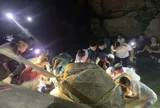 Cận cảnh khoảnh khắc hàng trăm người nỗ lực khiêng khối đá lớn, giải cứu người đàn ông bị kẹt chân