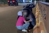 Nữ Thiếu tá công an lao tới cứu người phụ nữ định nhảy cầu trong đêm