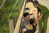 Thai phụ tử vong sau cú ngã xe trên đường tránh Huế: Xót xa ánh mắt thất thần của người chồng ôm con nhỏ khóc nghẹn bên đường
