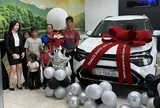 Thông tin bất ngờ về cặp vợ chồng 4 con giản dị đến nhận ôtô mới ở Gia Lai gây sốt