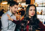 Bạn gái ngã vào vòng tay người khác, tôi điên cuồng níu kéo, cô ấy nhắn đúng 6 chữ khiến tôi chết lặng