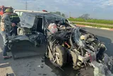 Ô tô nát đầu trên cao tốc, cảnh sát nỗ lực giải cứu tài xế mắc kẹt