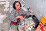 Xót xa cảnh nghệ sĩ cải lương một thời, tuổi già đi nhặt ve chai kiếm sống qua ngày