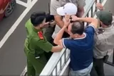 Nam thanh niên trèo lên lan can tầng 5 với biểu hiện tâm lý bất ổn, cái kết khiến nhiều người thở phào