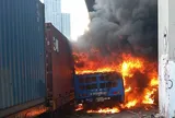 Khoảnh khắc lửa bao trùm xe buýt trên đường phố Thái Lan sau khi bị tàu hàng đâm: Hơn 30 người thương vong
