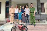 Bé trai 8 tuổi đạp xe đi lạc hơn 6km, cô giáo chủ nhiệm phát hiện nhờ đọc được thông tin đặc biệt