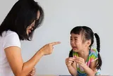 Người bố làm 1 việc không thể ngờ khi thấy con gái 7 tuổi khóc thét vì bị mẹ bạo hành và đe dọa lúc học bài