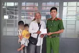 Nửa đêm tuần tra, công an phát hiện 2 cháu bé đi lạc: Câu chuyện phía sau khiến nhiều người xúc động