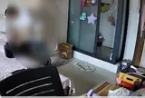 Lắp camera trong phòng ngủ, tôi chết lặng khi phát hiện chồng làm điều này