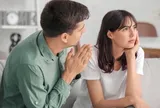 Đi họp cuối tuần? Sự thật từ đồng nghiệp của chồng khiến người vợ chết lặng