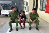 Bé gái 10 tuổi đi lạc đứng khóc bên đường đã trở về với gia đình