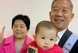 Cặp đôi U70 bất ngờ “lên chức” bố mẹ: Nỗi lo không kịp nhìn con trưởng thành