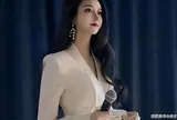Nữ giảng viên “xinh như búp bê” mang váy ngắn bốt cao lên giảng đường "sốt" nhất mạng xã hội