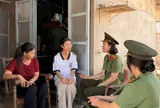 Cô gái sống trong căn nhà tôn chật chội có nhiều "người mẹ” không cùng huyết thống