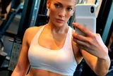 Bí quyết giữ dáng "bốc lửa" tuổi U60 của Jennifer Lopez
