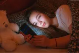 Càng dùng điện thoại ban đêm, trẻ càng dễ rơi vào vòng xoáy nguy hiểm này