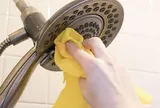 Vòi hoa sen bám đầy cặn trắng? Dùng thứ có sẵn trong bếp là sạch bong như mới