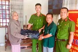 Người phụ nữ đánh rơi túi vàng, công an bất ngờ tìm thấy cạnh đống rác bên bờ rào