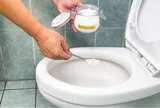 Không cần hóa chất mạnh, 4 nguyên liệu sẵn trong bếp giúp bồn cầu sạch bong, khử mùi hiệu quả