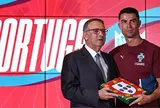 Ronaldo nhận Quốc kỳ từ Tổng thống Bồ Đào Nha trước thềm World Cup 2026