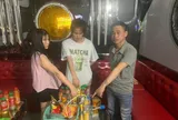 Phát hiện “coóng” dính thứ đặc biệt trên bàn, Lê Văn Vương cùng 2 người đẹp bị bắt khẩn cấp