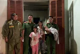 Bé chưa đầy 1 tuổi theo mẹ trú mưa bên đường giữa đêm ở Lào Cai: Câu chuyện phía sau khiến nhiều người xót xa