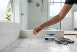 Chỉ rắc một ít muối, góc phòng tắm bẩn lâu ngày sạch bất ngờ
