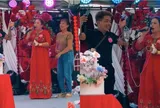 Đám cưới miền Tây gây bão: Dì cắm dây truyền dịch vẫn lên sân khấu “quẩy” hết mình