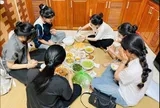 Hành động ấm lòng mùa thi tốt nghiệp THPT: Người phụ nữ ở Hà Nội nấu cơm, đón hơn 70 thí sinh ở miễn phí