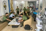 Triệt phá đường dây giả danh bác sĩ thẩm mỹ, dùng cả shipper để... tạo hình thẩm mỹ phụ khoa cho khách