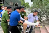 Thí sinh bị ngã gãy chân được đưa đến điểm thi bằng phương tiện đặc biệt