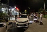 Chiếc KIA Soluto bị chặn lại, tài xế lộ “bí mật” trong ô tô