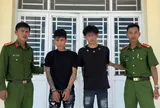 Một cú áp sát chớp nhoáng trước ống kính camera an ninh, nữ sinh đang chờ mẹ tan ca mất iPhone 15 Pro Max