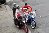 Một cú áp sát chớp nhoáng trước ống kính camera an ninh, nữ sinh đang chờ mẹ tan ca mất iPhone 15 Pro Max