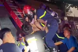 Cuộc đua với khói lửa lúc bình minh: Giải cứu bé gái 4 tuổi cùng ông bà mắc kẹt trên tầng 3 căn nhà đang cháy