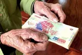 Thay đổi quan trọng với người nhận lương hưu và trợ cấp BHXH từ 1/7: Hàng triệu người đang chờ ngày tiền được chuyển về tài khoản