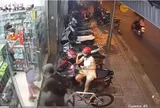 Mẹ bảo vệ con gái 5 tuổi bị đẩy ngã, nam thanh niên vung tay đấm thẳng vào mặt: Chi tiết video gây phẫn nộ