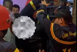 Phá cửa thang máy cứu 6 người mắc kẹt đang hoảng loạn: Lời trấn an “từng người một ra” gây xúc động