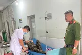 Thấy thanh niên loay hoay bên đường, công an phát hiện một cụ bà trong tình trạng nguy hiểm