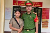 Đi bộ hơn 14km lúc 1h đêm để sửa điện thoại, người phụ nữ được công an giúp đỡ kịp thời
